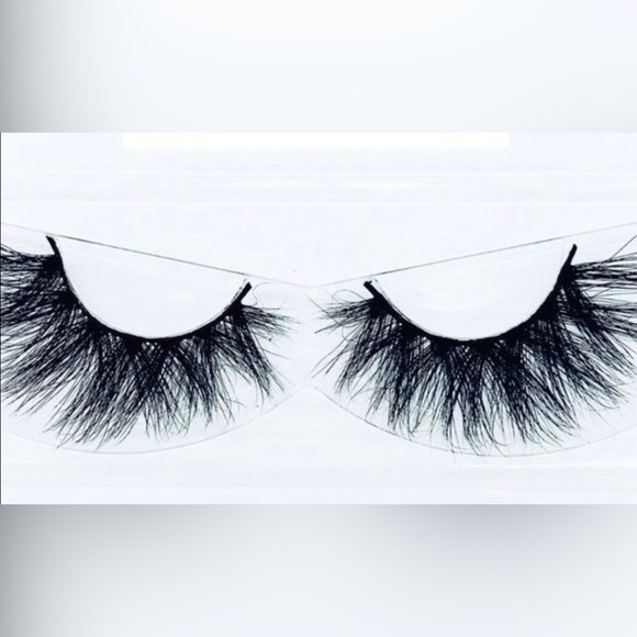 The Boss Lady 3D Lashes ✨ (Premium Quality) - Picture 2 of 4